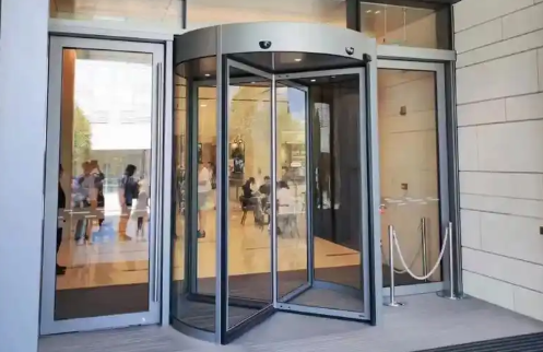 平凉旋转门改善残障人士的出行体验！