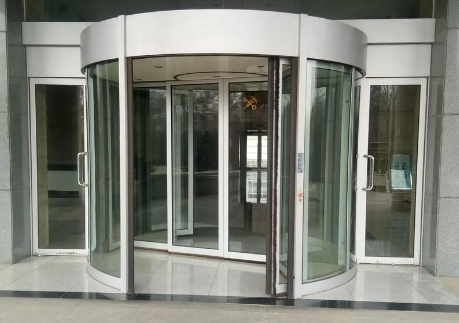 平凉旋转门需要配备哪些安全防护措施？